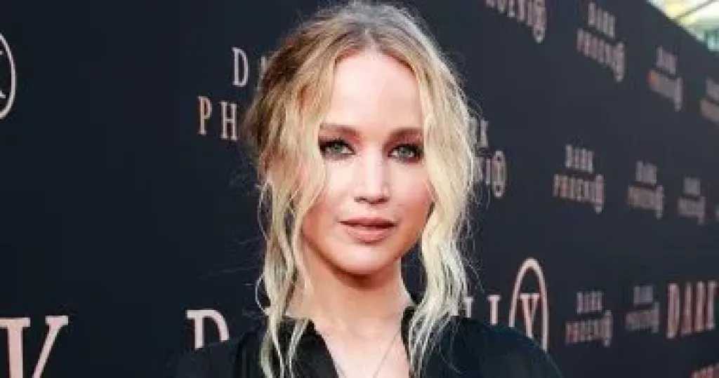 جينيفر لورانس.. ندم إبداعي وتجربة مضحكة مع مارك رونسون