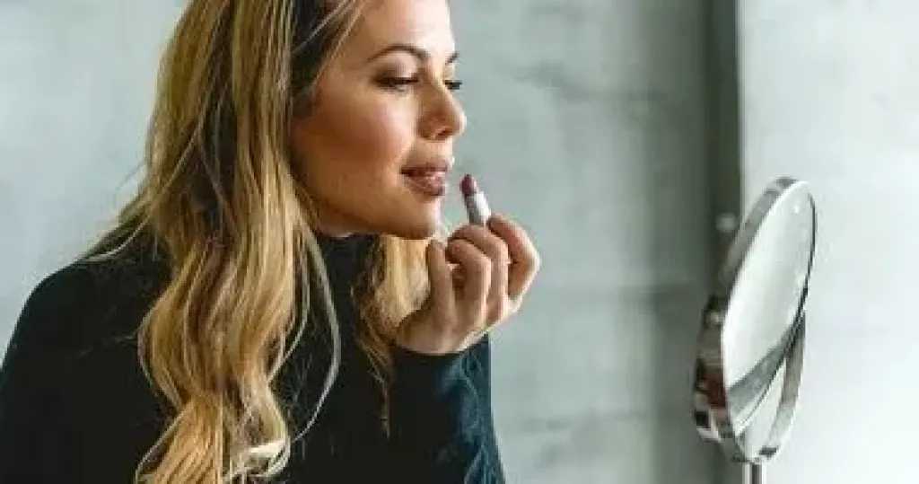 أسرار تألق المكياج في الشتاء.. خطوات بسيطة للحصول على بشرة نضرة ومتألقة