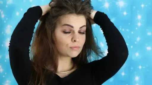 حان وقت التخلص من القشرة الدهنية.. علاجات طبيعية فعّالة لشعر صحي وخالٍ من الحكة