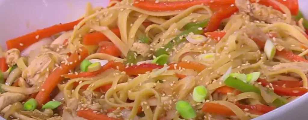 استمتع بأشهى طبق نودلز بالخضار والدجاج بمذاق لا يقاوم