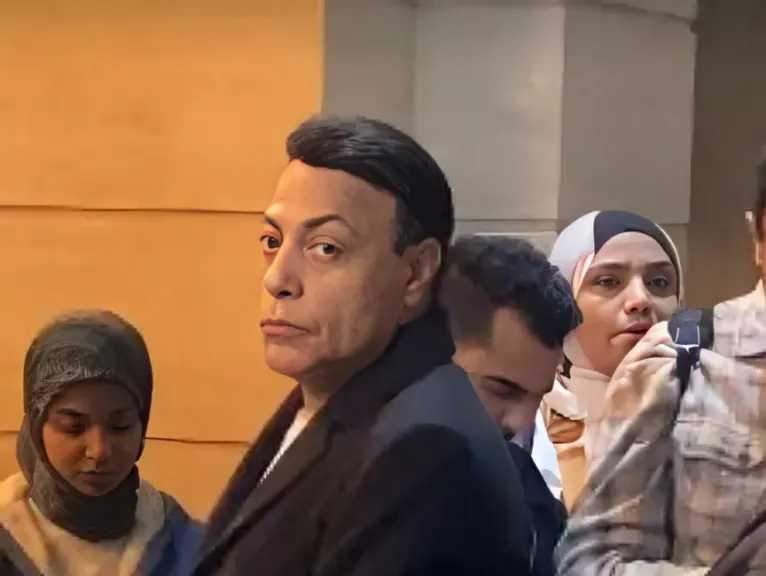 محمد الغيطي يقدم واجب العزاء في والدة الفنان هاني رمزي