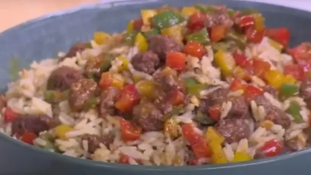 أرز بالسجق والفلفل الألوان