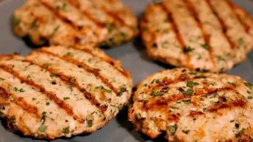 تحضير برجر الفراخ في المنزل.. وصفة سهلة لضمان الصحة والجودة