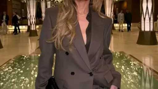 تألقي بإطلالة أنيقة.. أفكار متنوعة لبدلات رسمية مستوحاة من إطلالات النجمات