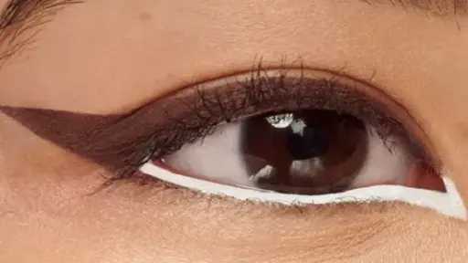 دليلك الشامل لاختيار شكل الآيلاينر المثالي وفقاً لشكل عينيك دليلك الشامل لاختيار شكل الآيلاينر المثالي وفقاً لشكل عينيك