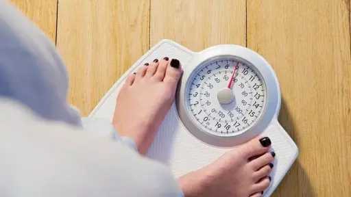زيادة الوزن لدى النساء في الأربعينيات.. الأسباب والحلول للحفاظ على الصحة والرشاقة
