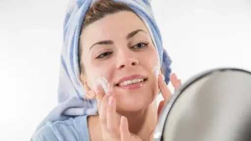 الكيوي.. الحل السحري لبشرة مشرقة وصحية من الداخل والخارج الكيوي.. الحل السحري لبشرة مشرقة وصحية من الداخل والخارج