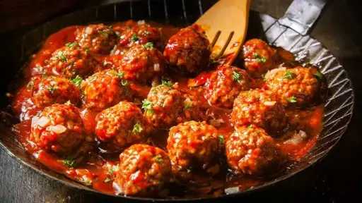 استمتعي بطبق ”الكفتة بالصلصة” الشهي والمغذي بخطوات بسيطة وسهلة استمتعي بطبق ”الكفتة بالصلصة” الشهي والمغذي بخطوات بسيطة وسهلة