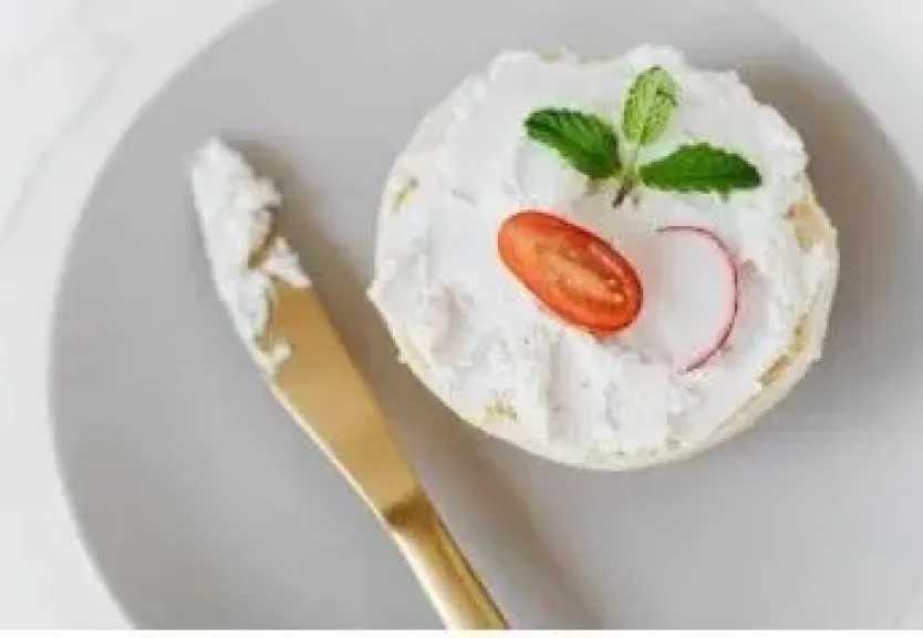 طريقة عمل الجبن القريش في المنزل بسهولة وبمذاق شهي