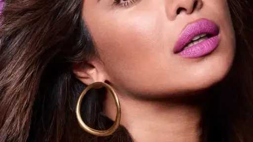 ألوان أحمر الشفاه المثالية للبشرة الداكنة.. استلهمي إطلالتك من بريانكا تشوبرا ألوان أحمر الشفاه المثالية للبشرة الداكنة.. استلهمي إطلالتك من بريانكا تشوبرا