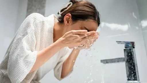 غسل الوجه بالماء البارد.. سر الانتعاش وبشرة صحية في دقائق قليلة