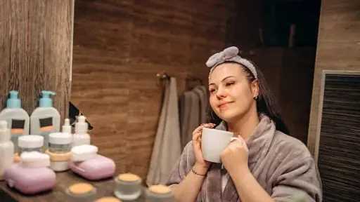 دليل شامل لأفضل روتين مسائي للعناية بالبشرة الجافة في الشتاء.. خطوات تحمي بشرتكِ من الجفاف