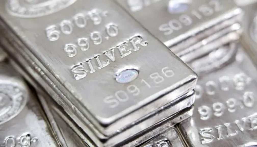 بنك ”إتش إس بي سي” يتوقع ارتفاع أسعار الفضة وسط شح المعروض