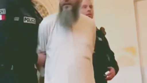 لأول مرة في فرنسا: القبض على إمام مسجد وترحيله لفتوى ضرب النساء