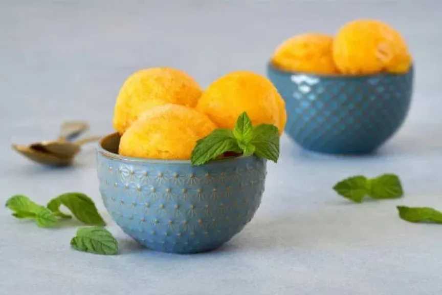 استمتع بنكهة الصيف.. طريقة عمل آيس كريم المانجو المنعش في المنزل بسهولة