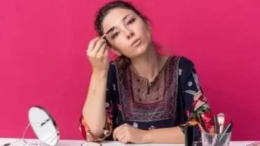 6 أخطاء شائعة في المكياج تجعلك تبدين أكبر سنًا.. اكتشفي الحلول البسيطة لإطلالة أكثر شبابًا