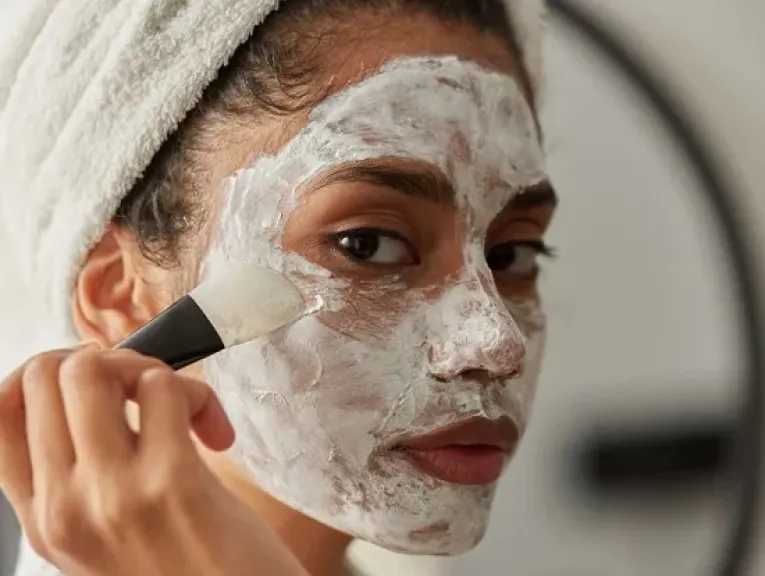 طرق فعالة لترطيب البشرة الجافة في الشتاء باستخدام وصفات طبيعية