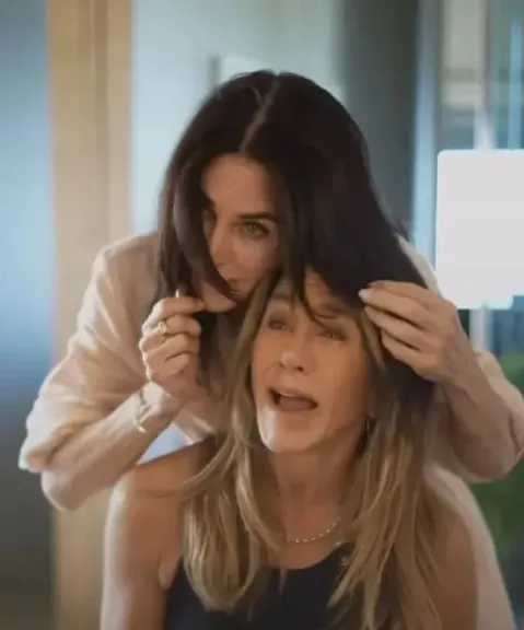 جينيفر أنيستون تكشف أسرار جمالها وحياتها المتوازنة.. من لون شعرها إلى فلسفتها في الصحة