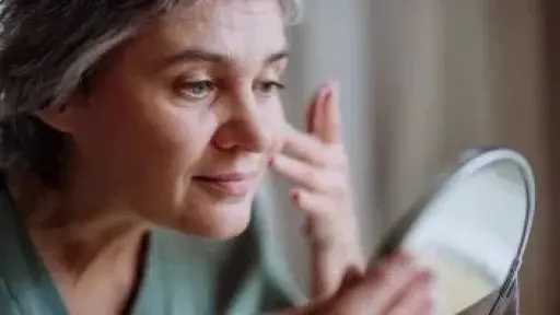 نصائح ذهبية للاستمتاع بمكياج مثالي بعد سن الأربعين