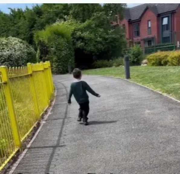 اكتشاف مرض نادر لطفل بريطاني بعد معاناة طويلة مع التشخيص الخاطئ