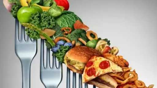 3 عادات غذائية وحياتية تقودك بصمت نحو السمنة المفرطة