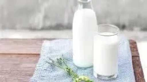 الحليب الطازج أم طويل الأجل؟ بيطرية توضح الفرق وتحسم الجدل لصحة أفضل