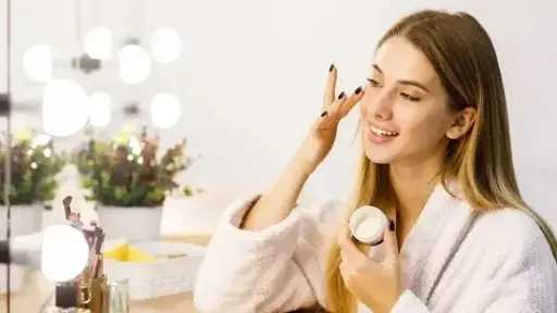 وصفات منزلية فعّالة للتخلص من البقع الداكنة بالوجه وتحقيق إشراقة طبيعية