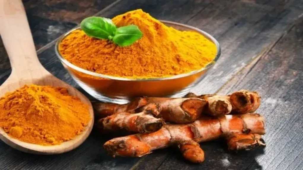 شاي الكركم.. حلاً طبيعيًا للتخفيف من الالتهابات وتحسين الحركة