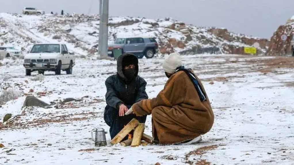 الطقس اليوم.. أمطار متفاوتة واضطراب شديد بالبحر المتوسط وانخفاض بالحرارة