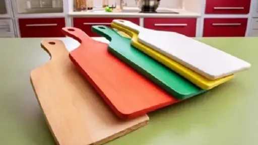 ألواح التقطيع.. الخشب أم البلاستيك؟ دليل شامل للاختيار الأمثل والعناية