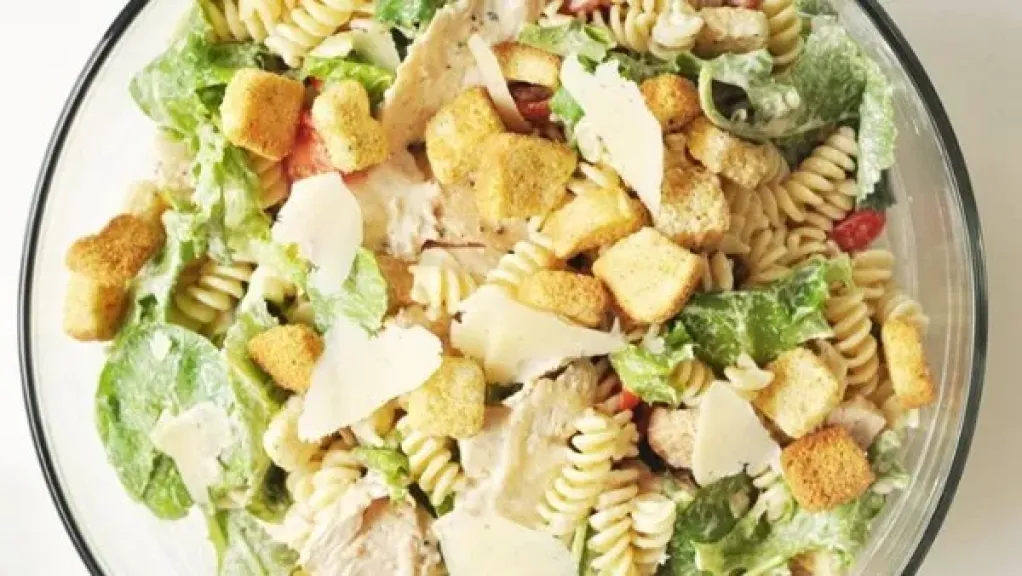 سلطة سيزر بالمكرونة والدجاج