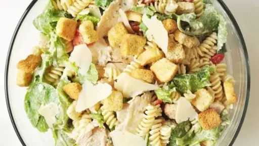 سلطة سيزر بالمكرونة والدجاج.. وجبة متكاملة شهية في كل لقمة