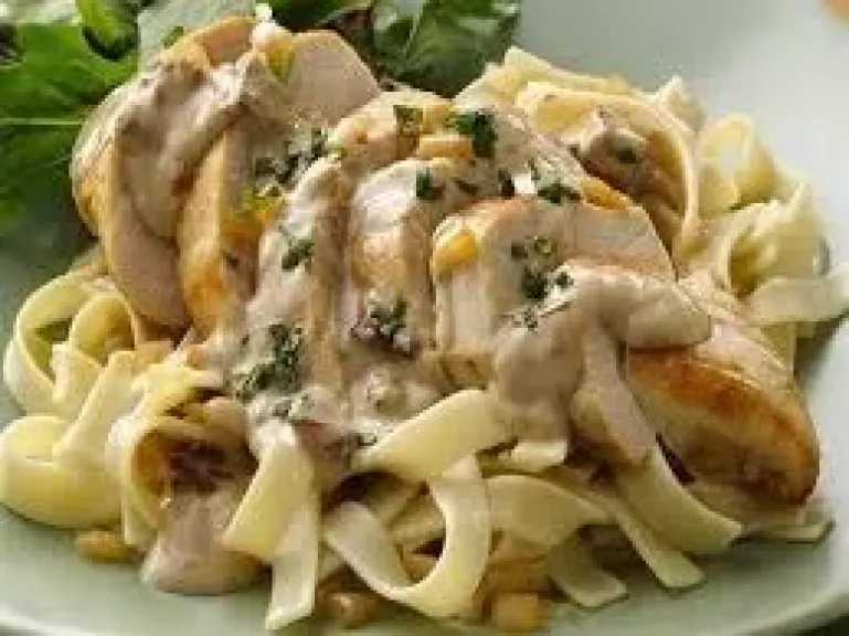 وصفة لذيذة وسريعة.. طريقة تحضير مكرونة كريمي بالدجاج والمشروم في طاسة واحدة