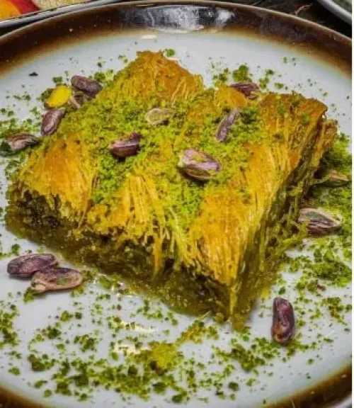 الجلاش بالمكسرات والعسل.. تحفة الحلوى الشرقية