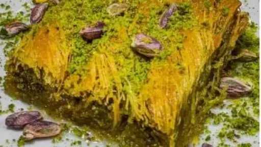 الجلاش بالمكسرات والعسل.. تحفة الحلوى الشرقية الجلاش بالمكسرات والعسل.. تحفة الحلوى الشرقية