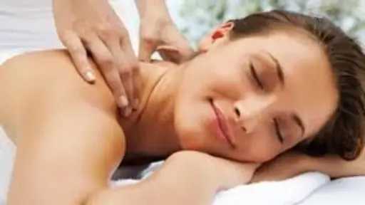 تدليك الزوجة.. سر تعزيز الحب بنسبة 15% وتحسين جودة العلاقة الزوجية