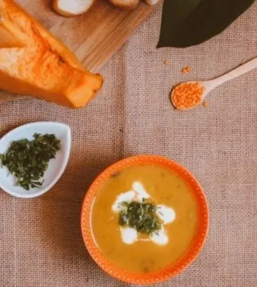 فتة العدس بالعيش المحمص