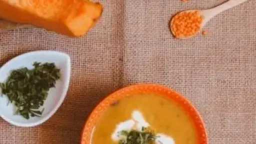 فتة العدس بالعيش المحمص.. وصفة شتوية سهلة وصحية