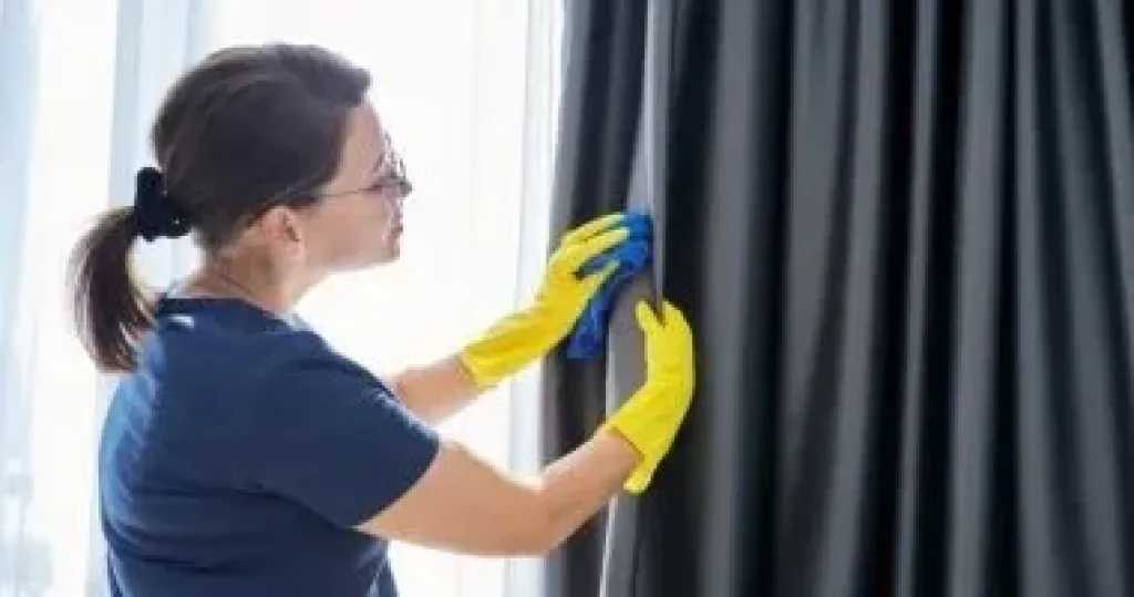 طرق فعالة لتنظيف ستائر النوافذ بأنواعها المختلفة بسهولة وبدون عناء