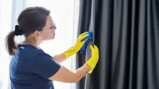 طرق فعالة لتنظيف ستائر النوافذ بأنواعها المختلفة بسهولة وبدون عناء