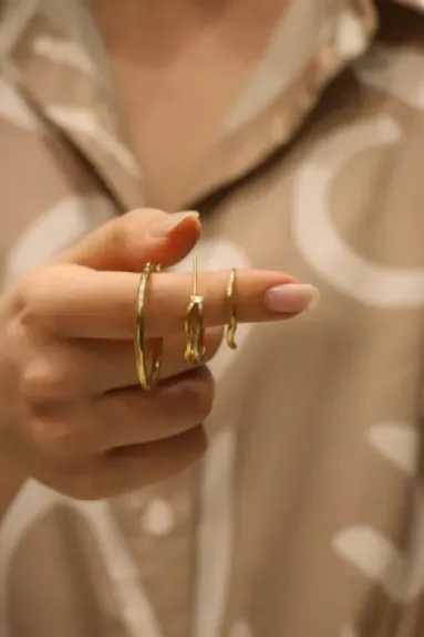 4 خطوات لتنسيق الإكسسوارات مع إطلالاتك بسهولة وجاذبية