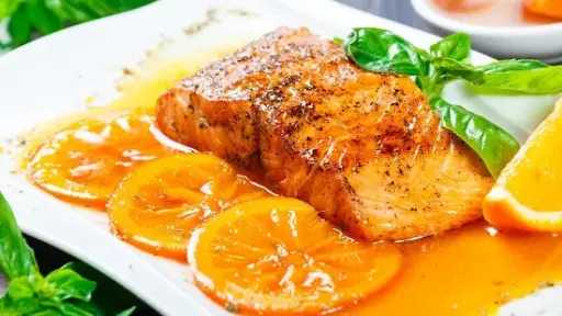 طريقة شهية لتحضير فيليه السمك بصوص البرتقال.. وجبة غنية بالنكهات والفوائد الصحية