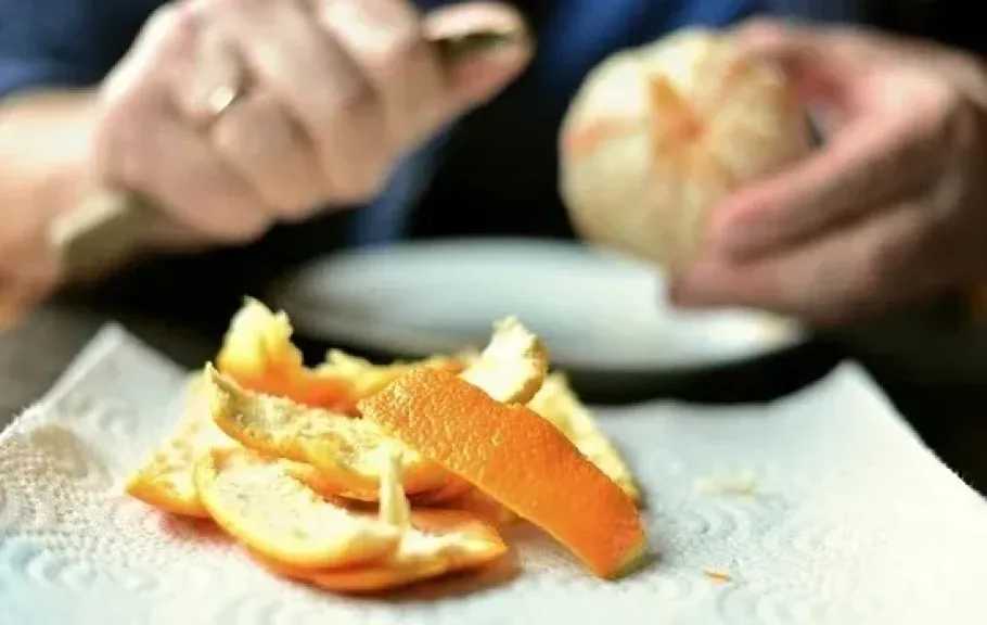 قشر البرتقال.. كنز طبيعي للعناية بالبشرة والشعر