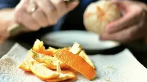 قشر البرتقال.. كنز طبيعي للعناية بالبشرة والشعر