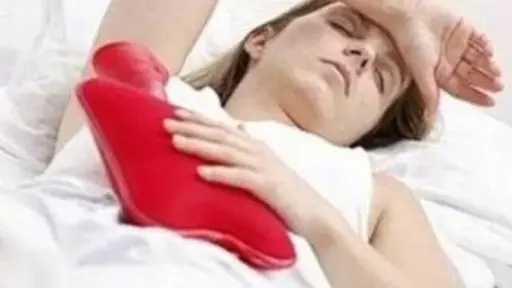 لماذا تزداد آلام الدورة الشهرية في الشتاء؟ الأسباب وطرق التخفيف