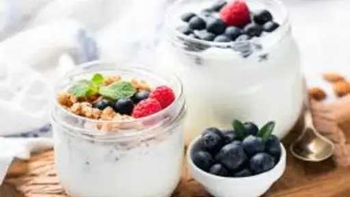 الزبادي اليوناني بالفواكه.. غذاء صحي متكامل لبناء العضلات وتعزيز صحة الجسم