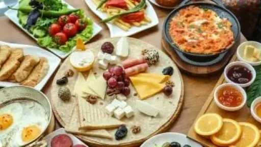 وجبة الإفطار المالحة.. سر الحفاظ على مستويات سكر الدم واستقرار الطاقة طوال اليوم