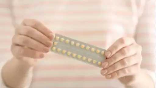 أطعمة ومكملات غذائية قد تؤثر على حبوب منع الحمل.. دليلك الشامل لتجنب التداخلات غير المتوقعة