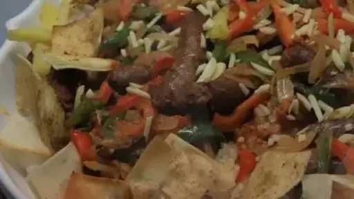 طريقة تحضير فتة السجق اللذيذة خطوة بخطوة مذاق لا يُنسى