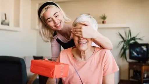 دليلك الذكي لاختيار الهدية المثالية للحماة وفق شخصيتها